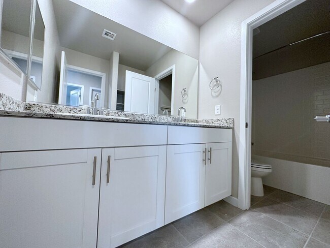 Building Photo - 4bd/2.5bath Single Family Home