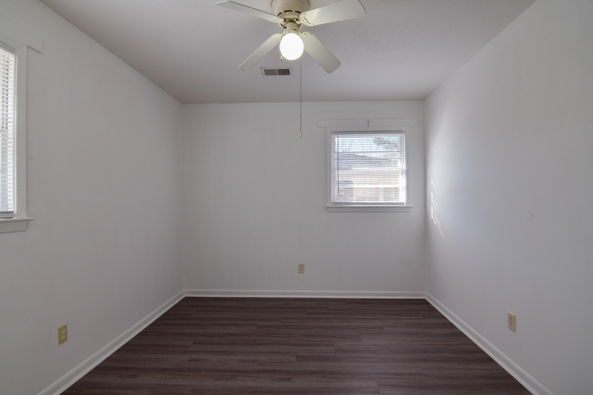 Building Photo - 6957 S Kenwood Dr