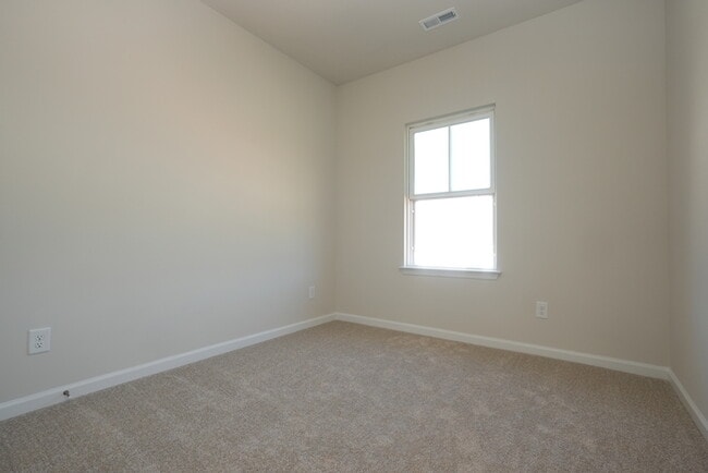 Building Photo - A large spacious home in Arbor St!