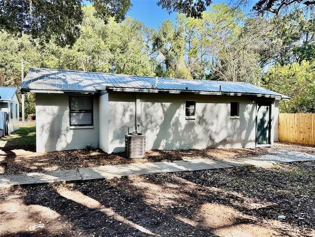 Primary Photo - 643 NE Waldo Rd