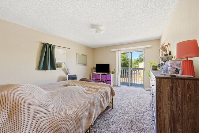 Building Photo - $1,695.95 - 2 Bed, 1 Bath Townhome In Denver with In Unit Laundry!