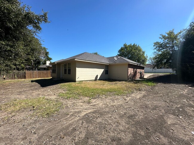 Building Photo - Spacious 4-Bedroom, 2-Bathroom Home for Re...