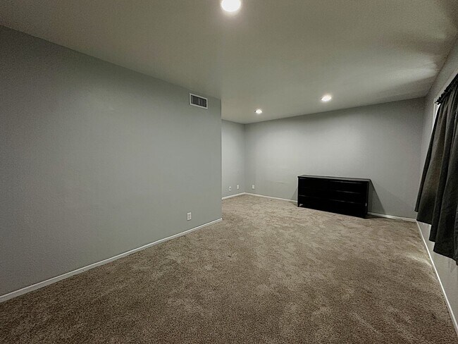 Building Photo - Spacious 4-Bed, 2-Bath Home with Garage an...