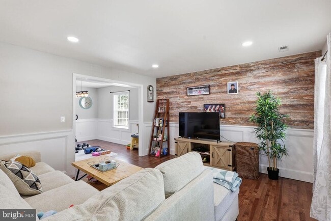 Building Photo - 10106 S Fulton Dr