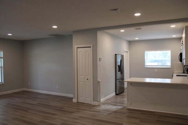 Building Photo - 5349 Van Buren Rd