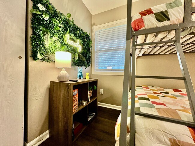 Building Photo - 3 BDR Ranch w/ Fenced yard, laundry, garage + more