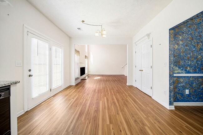 Building Photo - 740 Clairidge Ln SW