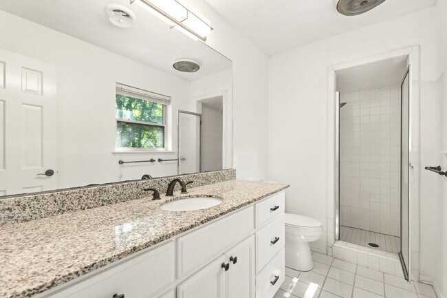 Building Photo - 2825 Inwood Ln