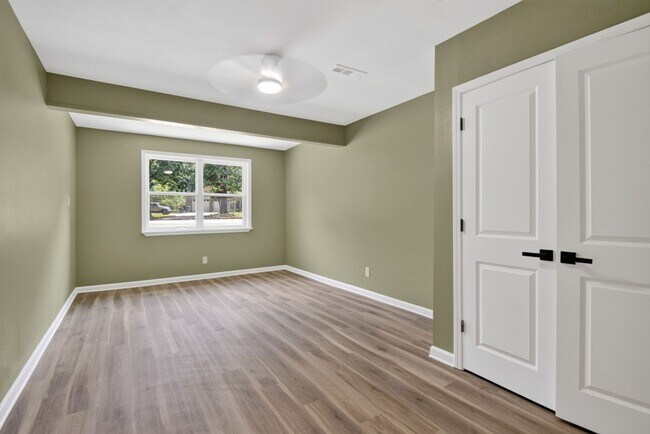 Building Photo - 6 Dee Dee Cir