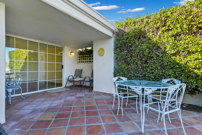 Building Photo - 43852 Vía Palma