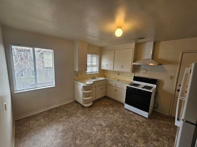 Building Photo - Cozy 2-Bed Oakland Apartment: San Leandro ...