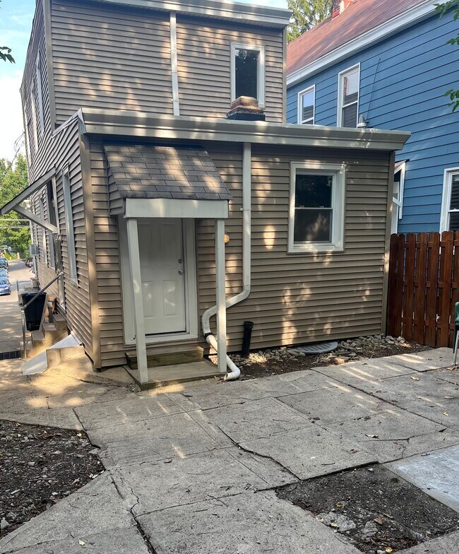 Building Photo - 2338 Flora St