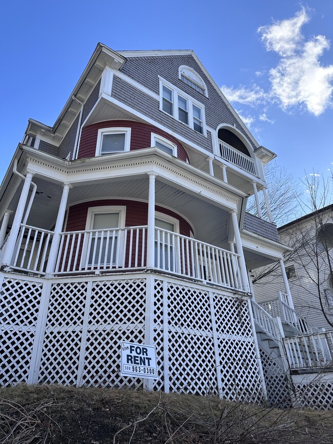 Building Photo - 16 Hillside St