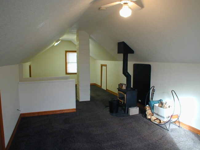 Building Photo - House For Lease