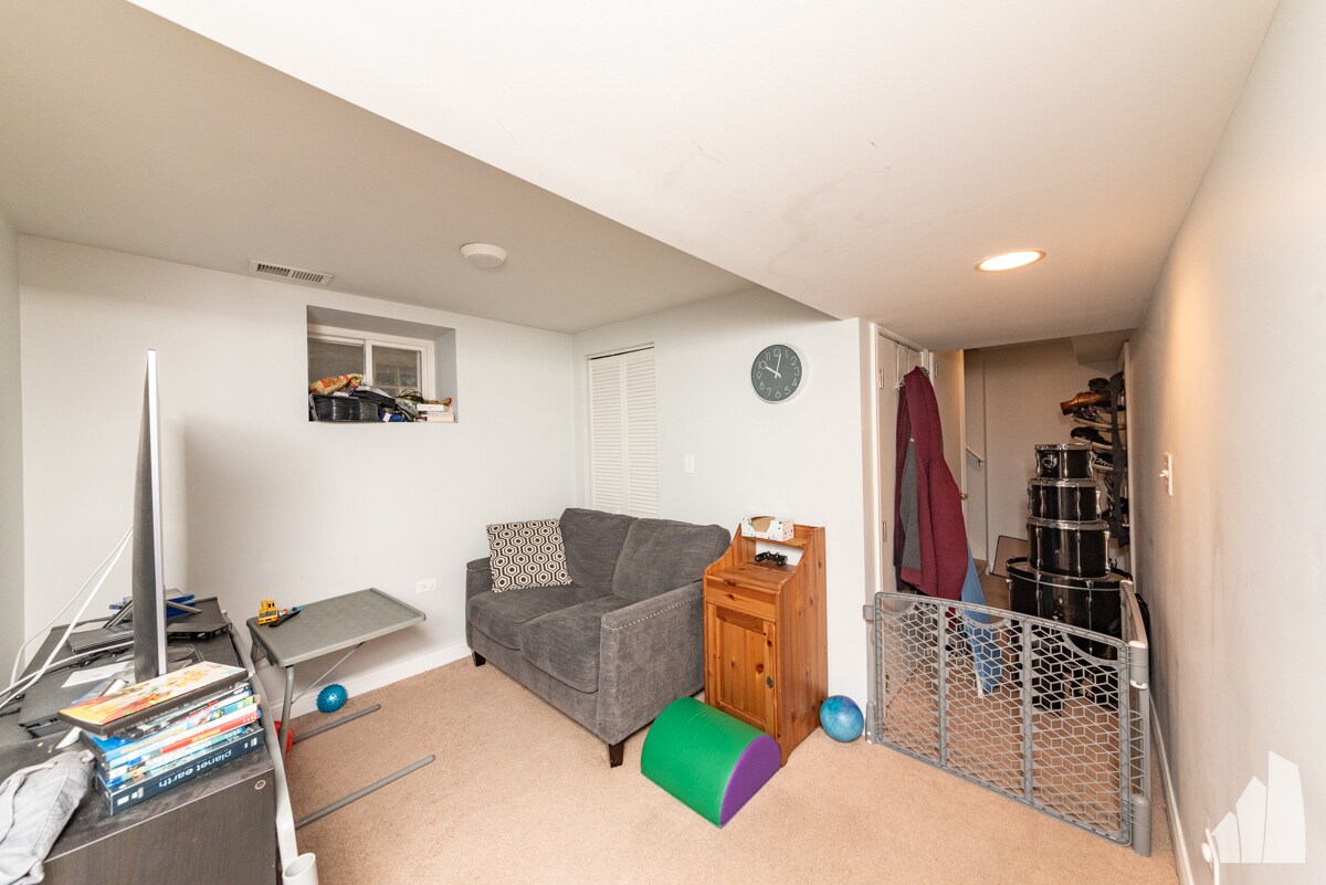 Building Photo - 2341 W Montana St