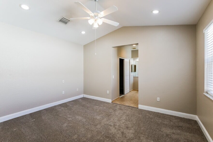 Building Photo - 1648 SE 20th Rd