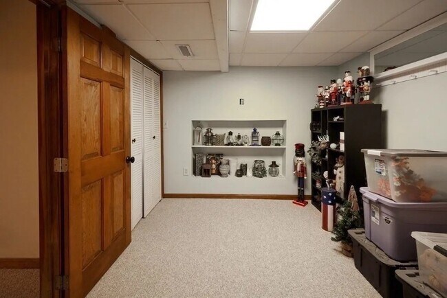 Building Photo - 710 Wellman Ave