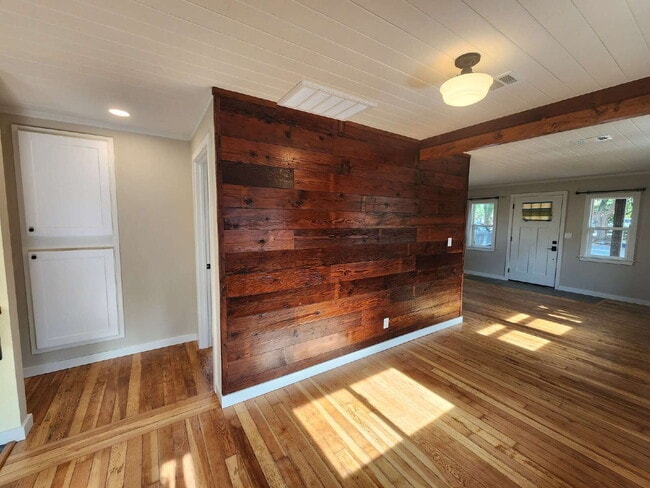 Building Photo - Cozy Craftsman style home!