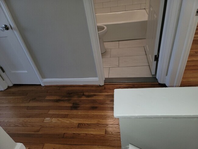 Building Photo - 2 Bedroom townhome