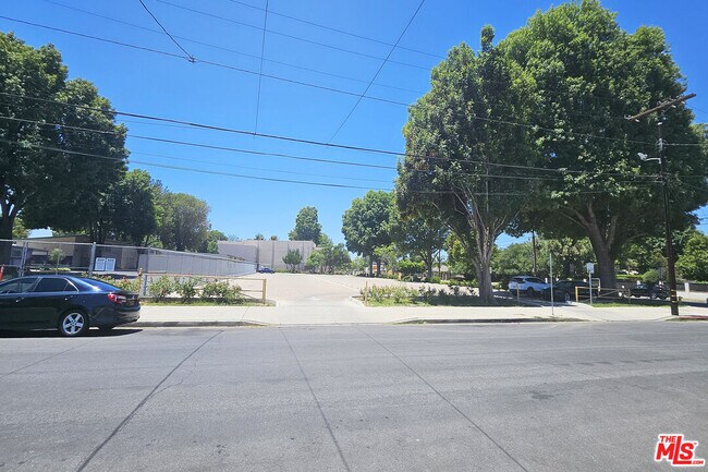 Building Photo - 8454 Zelzah Ave