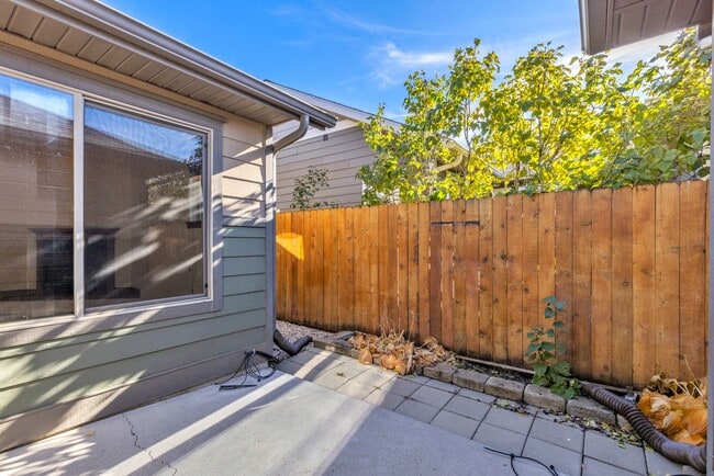 Building Photo - Spacious Single Level home with A/C & 3-car Garage