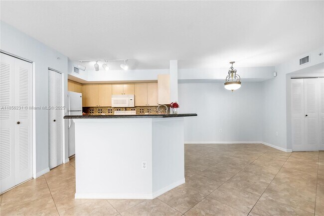 Building Photo - 1308 Villa Cir