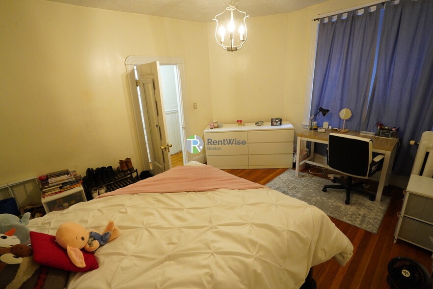 Building Photo - 72 Revere St