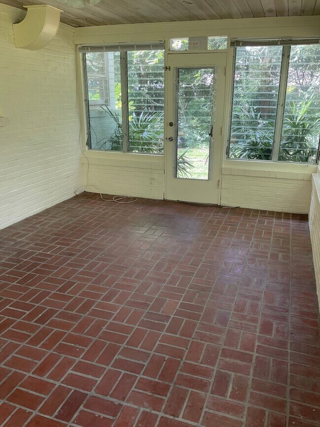 Building Photo - Great Home within Walking Distance to Campus.
