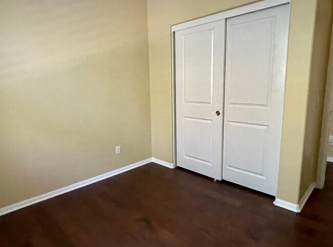 Building Photo - 4 bed 3 bath home in the heart of Simi Val...