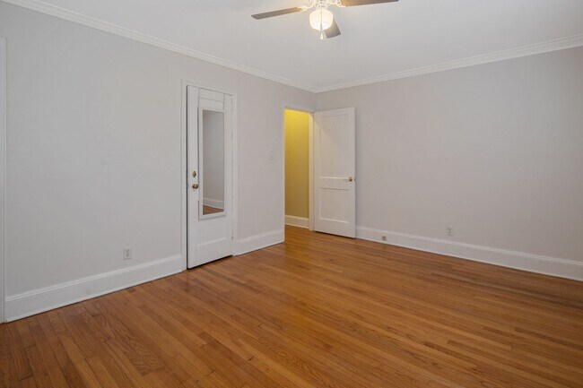 Building Photo - 915 Norwood St