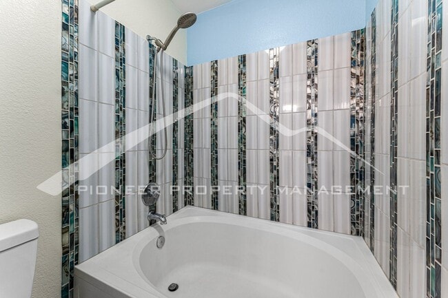 Building Photo - Spacious Townhouse with Washer/Dryer and Central AC