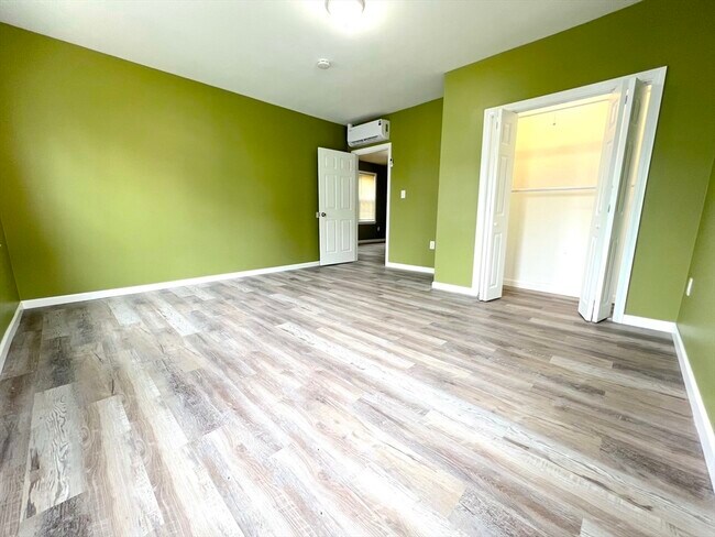 Building Photo - 156 Grinnell St