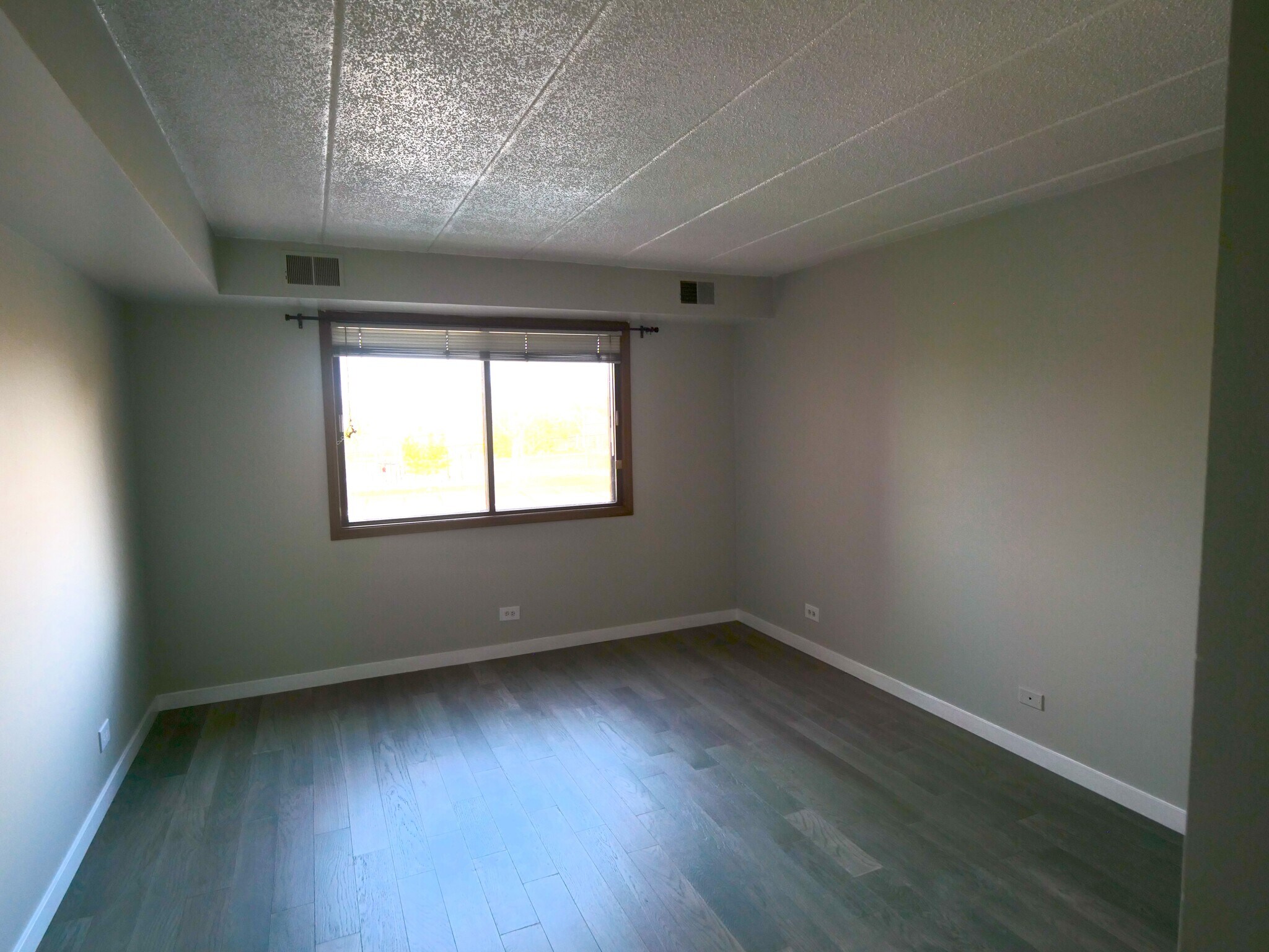 Building Photo - 5411 W Lawrence Ave