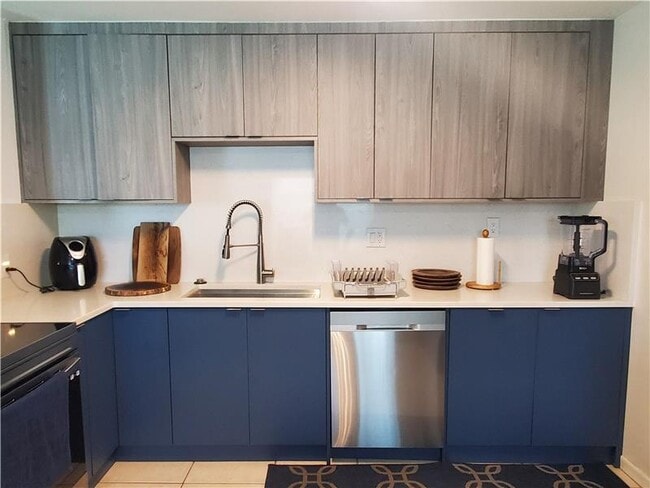 Building Photo - 558 SE 27th Terrace