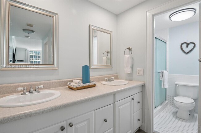 Building Photo - 3505 S Ocean Dr