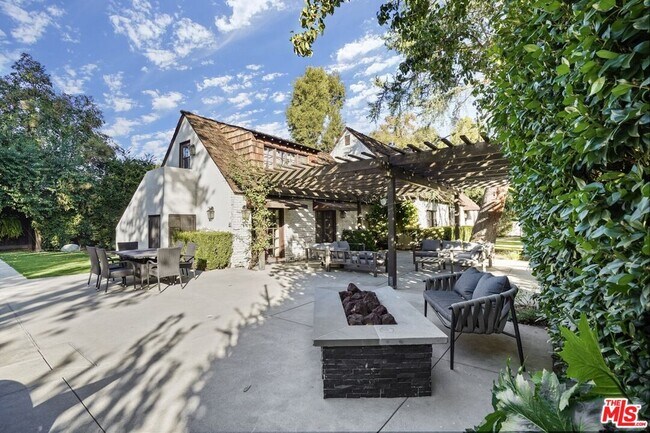 Building Photo - 23057 Sylvan St