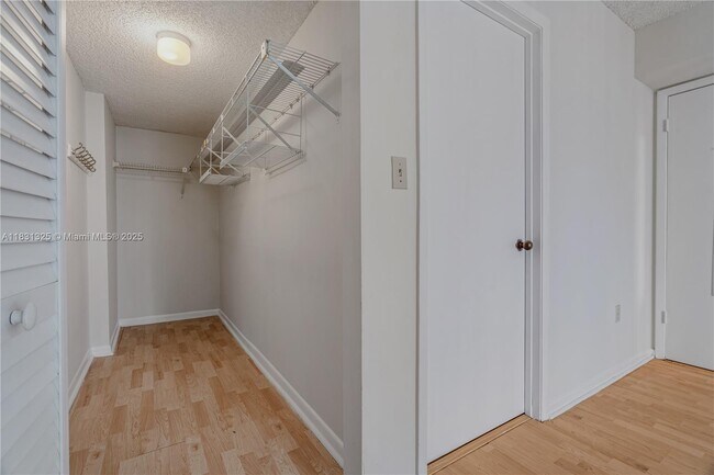 Building Photo - 540 Brickell Key Dr