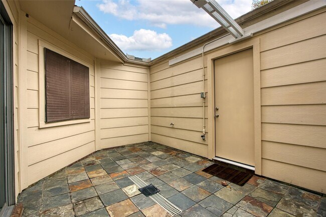 Building Photo - 17163 Beaver Springs Dr