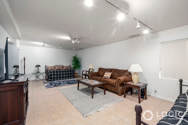 Building Photo - Fully Furnished Row End Townhome!