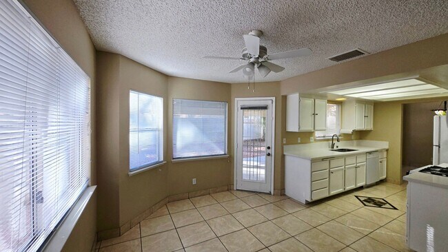 Building Photo - 9013 Quiet Cove Way