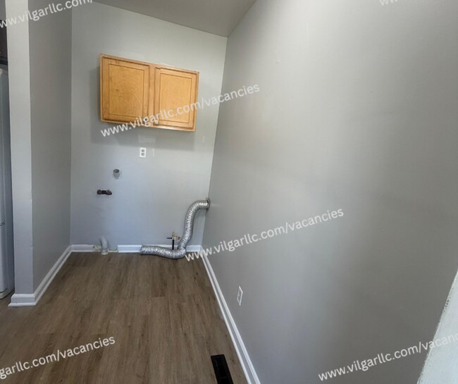 Building Photo - 4727 Sheffield Ave