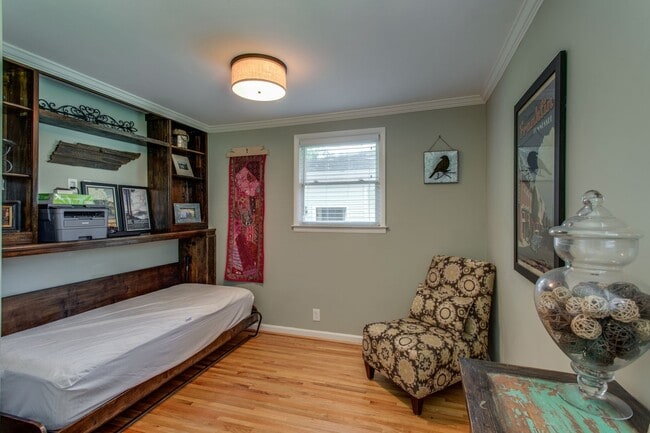 Building Photo - Crieve Hall Ranch with Studio