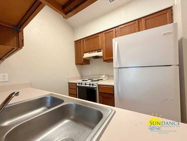 Building Photo - Beautiful Unit Close to Both Bases!