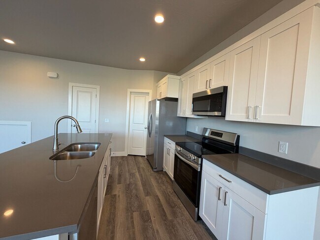 Building Photo - BRAND NEW TOWNHOME FOR RENT!