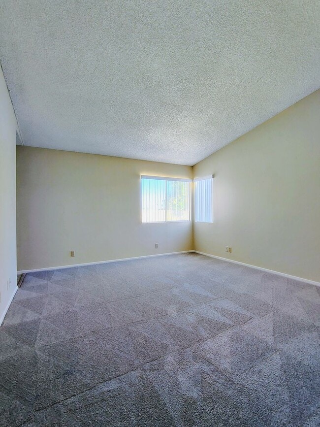 Building Photo - The Lakes Single Story!