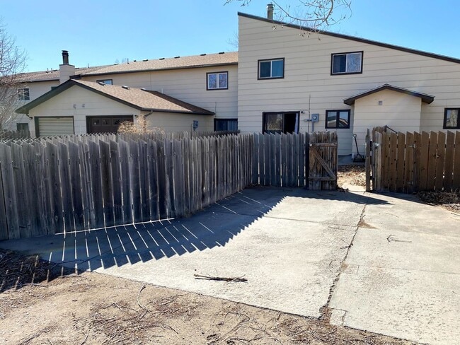 Building Photo - 3 Bedroom, 1.5 Bathroom Townhouse Next to High School and Middle School