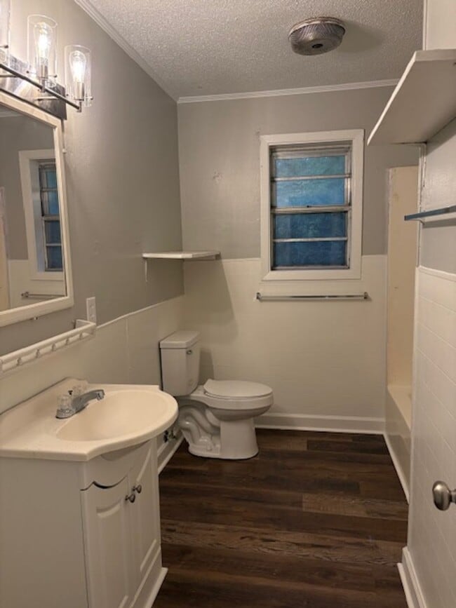 Building Photo - Renovated 3 Bedroom 1 Bath Home for Rent!