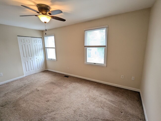 Building Photo - Beautifully maintained townhouse in Freder...