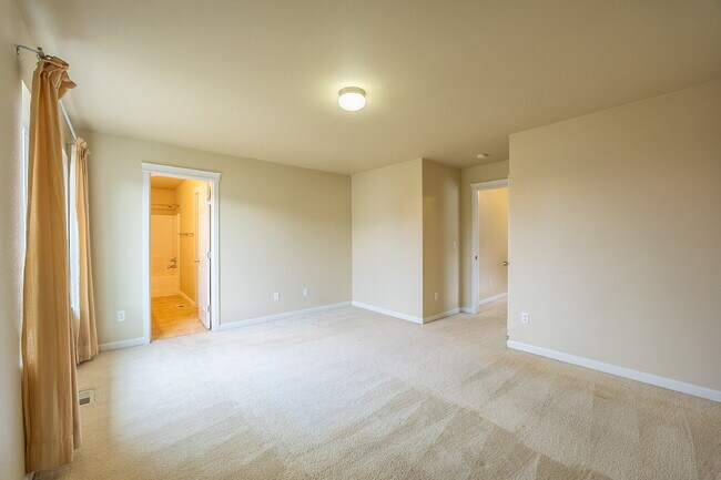 Building Photo - Spacious 3 Bedroom 2.5 Bathroom Rental Pro...