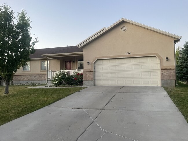 Primary Photo - 134 Lakeview Dr